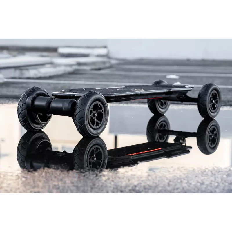 Evolve Diablo Carbon all-terrain elektrisk skateboard på vådt underlag